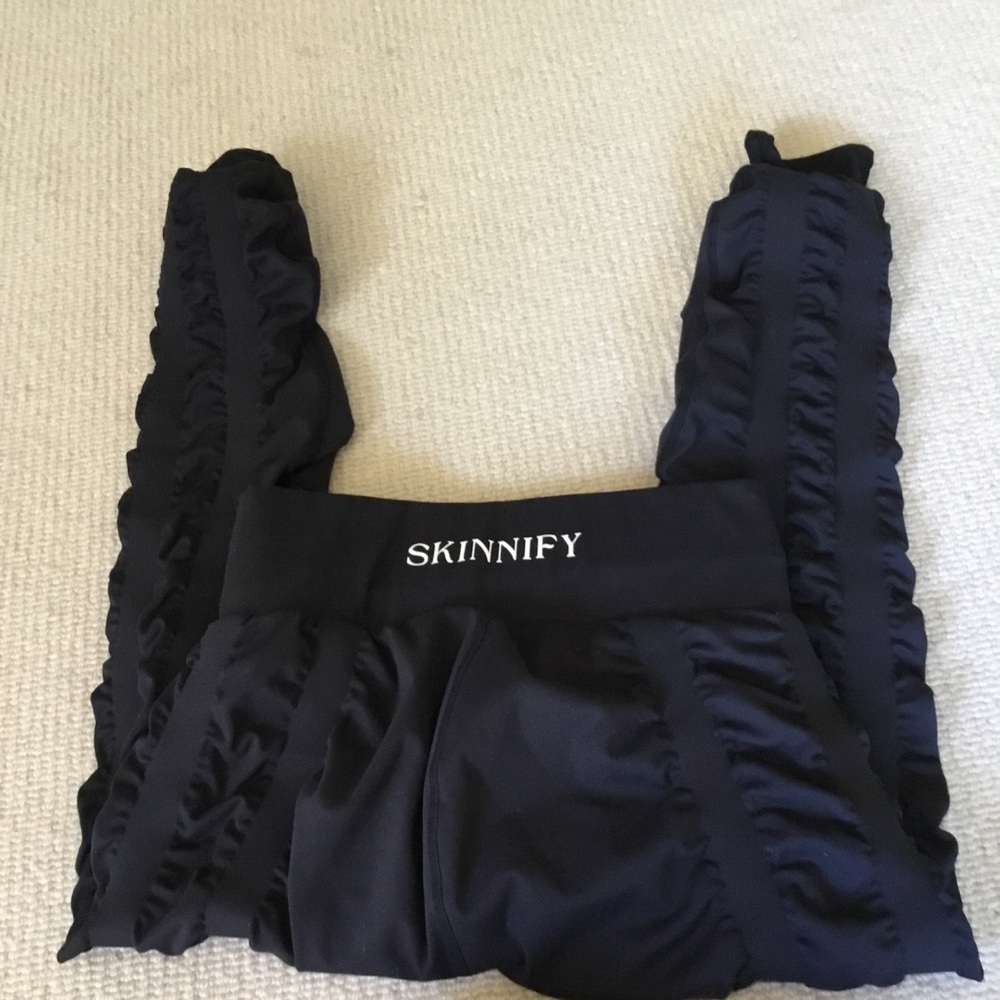 Black Ruffle Side Leggings - - Picture 6 of 9